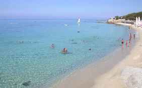 Flach abfallender Strand mit glasklarem Wasser